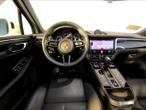 Certified 2023 Porsche Macan image 13