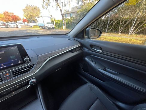 Used 2025 Nissan Altima 2.5 SV image 34