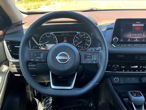 Used 2023 Nissan Rogue SL image 7