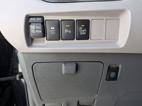 Used 2017 Toyota Sienna XLE Premium image 23