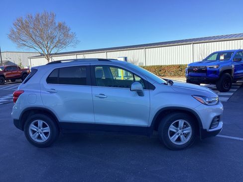Used 2020 Chevrolet Trax LT w/ LT Convenience Package image 3