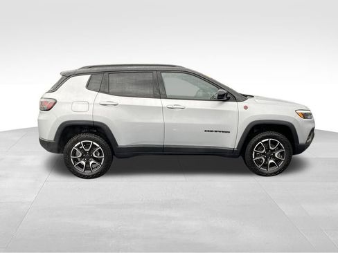 Used 2025 Jeep Compass Trailhawk w/ Trailhawk Elite Group image 33