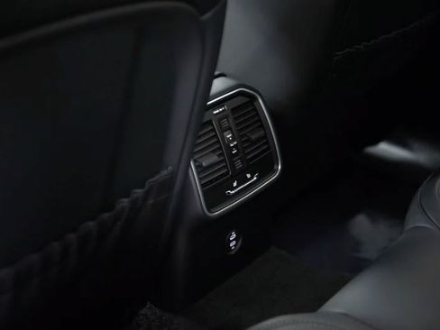 Certified 2026 Porsche Macan AWD/4WD image 36