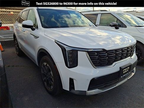 Certified 2025 Kia Sorento S image 1