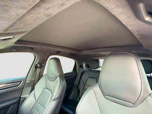 Used 2020 Porsche Cayenne Turbo image 31