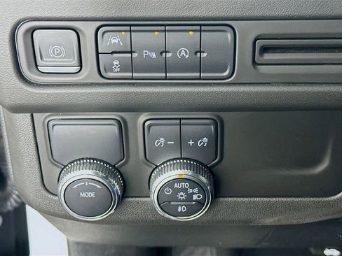 Used 2024 GMC Yukon SLT image 16