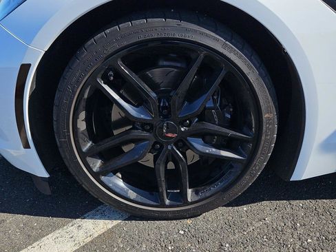 Used 2017 Chevrolet Corvette Stingray Coupe RWD image 2