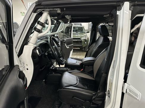 Used 2014 Jeep Wrangler Unlimited Rubicon w/ Max Tow Package AWD/4WD image 18
