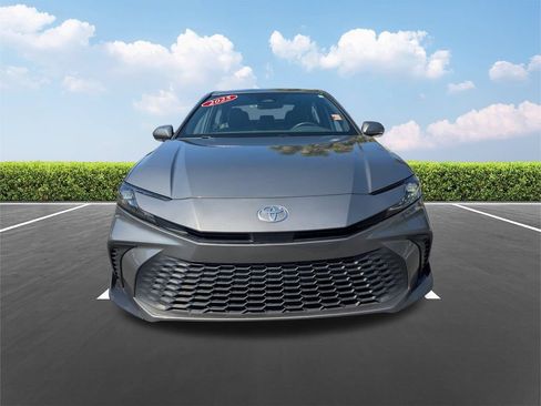 Used 2025 Toyota Camry SE FWD image 11