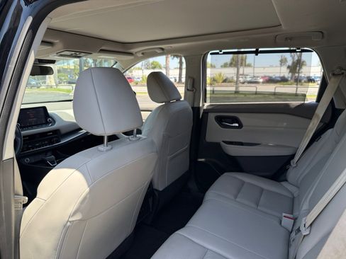 Used 2023 Nissan Rogue SV w/ SV Premium B Package image 17