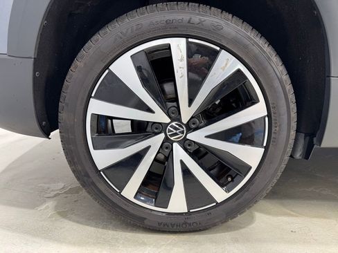 Used 2024 Volkswagen Taos SE image 13