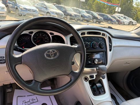 Used 2004 Toyota Highlander 2WD V6 w/ Appearance Pkg image 7