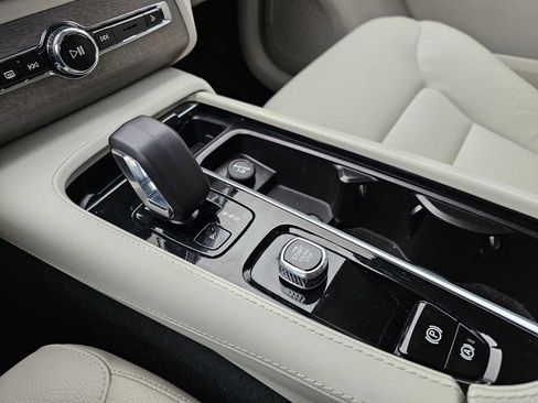 Certified 2023 Volvo XC90 T8 Plus image 30