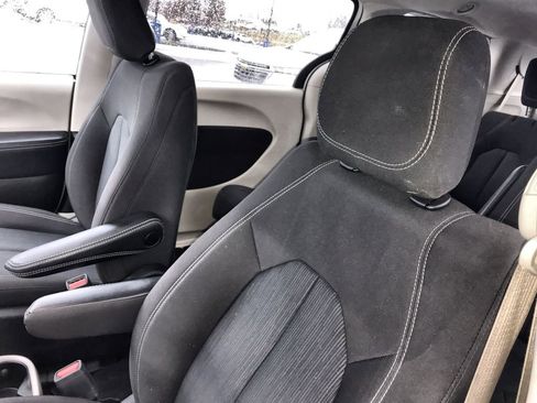 Used 2022 Chrysler Voyager LX FWD image 11