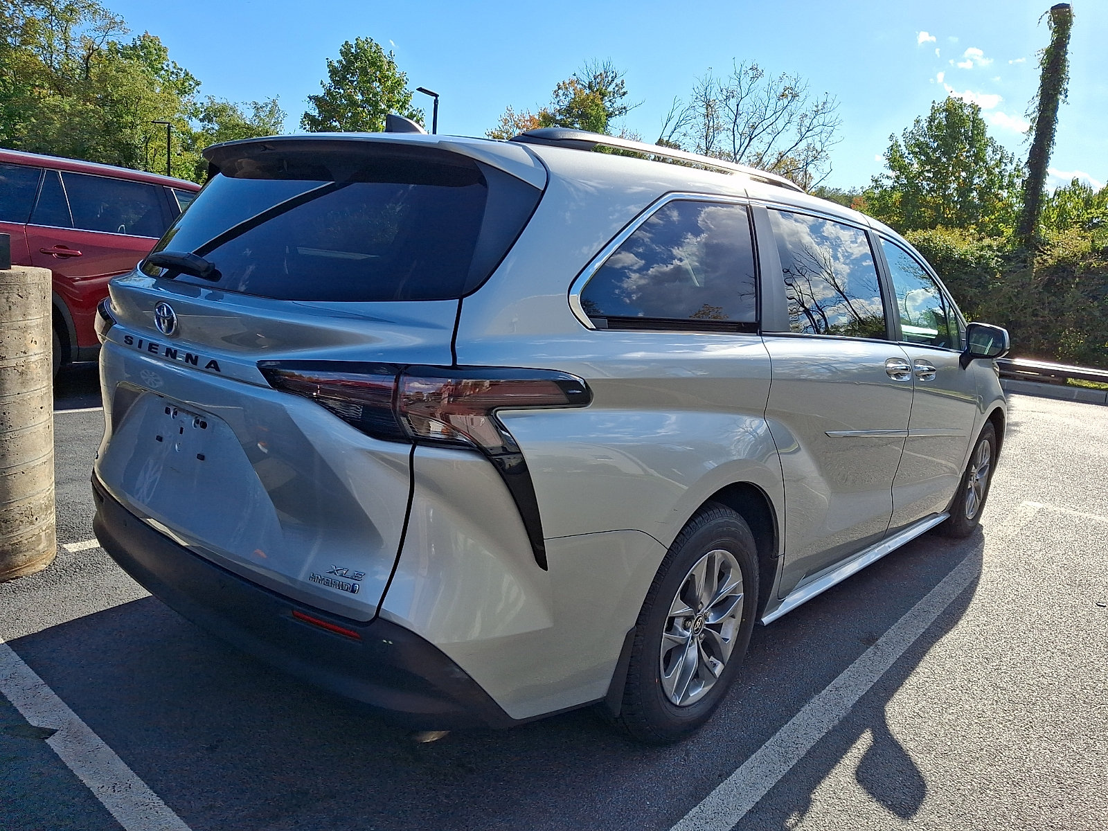 Certified 2024 Toyota Sienna XLE AWD/4WD image 4