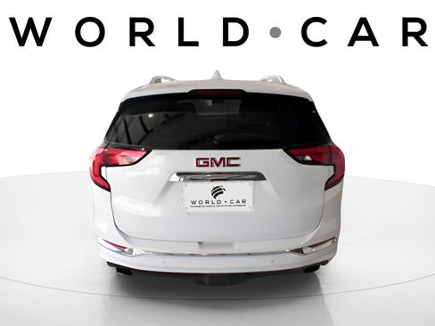 Used 2020 GMC Terrain Denali w/ Denali Premium Package FWD image 4