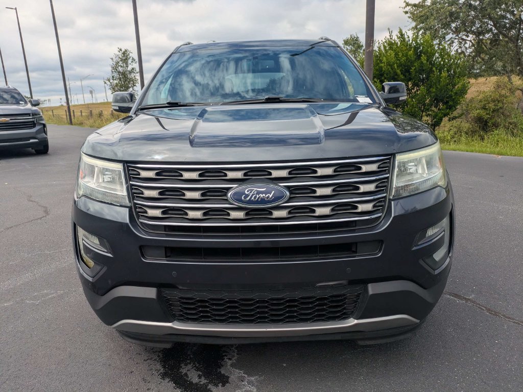 Used 2017 Ford Explorer XLT w/ Equipment Group 202A FWD image 9