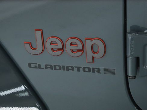 Used 2025 Jeep Gladiator Mojave AWD/4WD image 33