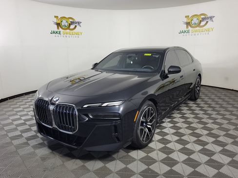 Used 2023 BMW 760i xDrive AWD/4WD image 2