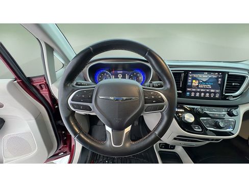 Used 2018 Chrysler Pacifica Touring-L Plus w/ Tire & Wheel Group image 22