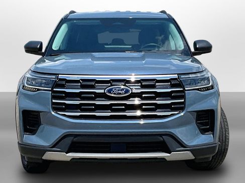 Used 2025 Ford Explorer Active AWD/4WD image 3