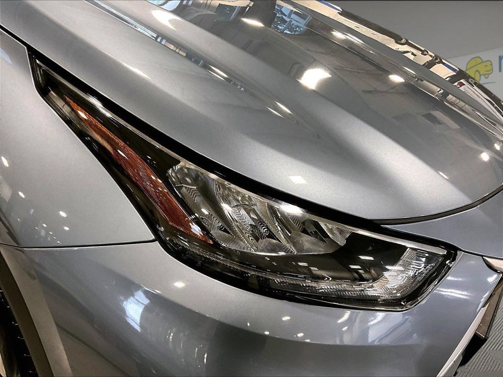 Used 2020 Toyota Highlander XLE AWD/4WD image 34