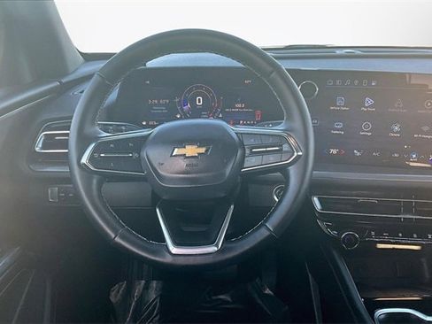 Used 2025 Chevrolet Traverse LT image 5