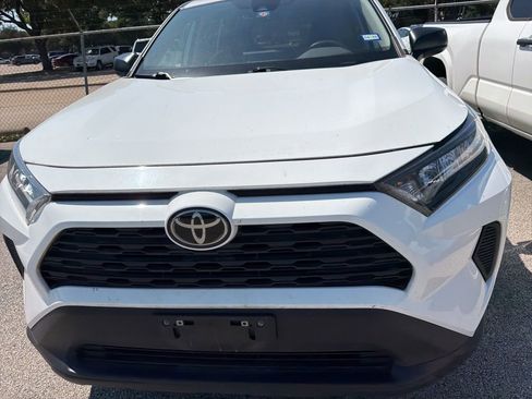 Used 2022 Toyota RAV4 LE FWD image 2