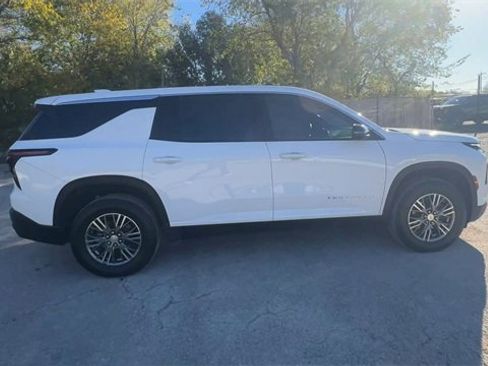 Used 2024 Chevrolet Traverse LS image 9