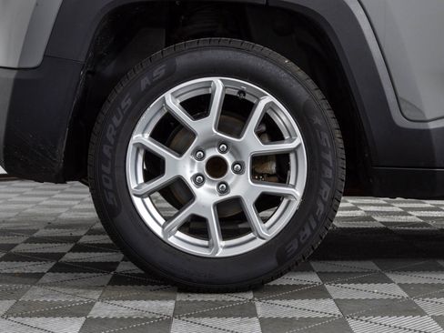 Used 2020 Jeep Renegade Latitude FWD image 41