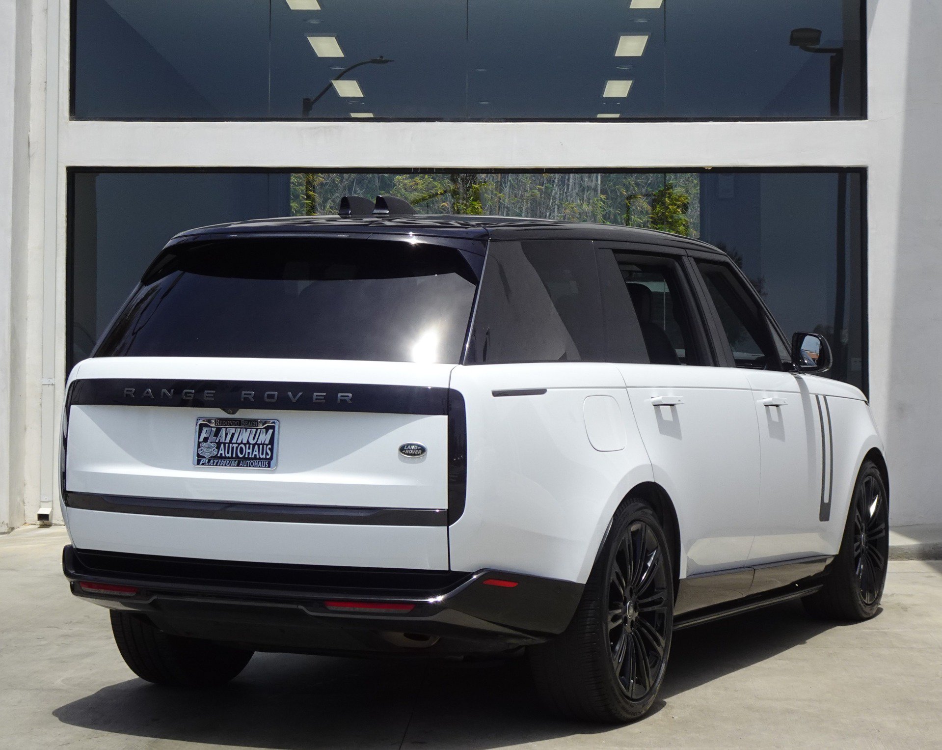Used 2023 Land Rover Range Rover Long Wheelbase SE AWD/4WD image 7