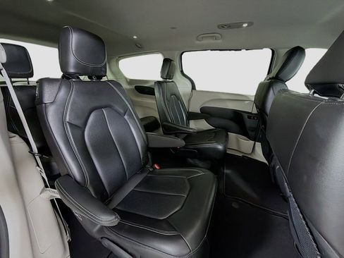 Used 2024 Chrysler Pacifica Touring-L image 31