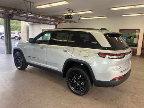 New 2025 Jeep Grand Cherokee 4WD image 12