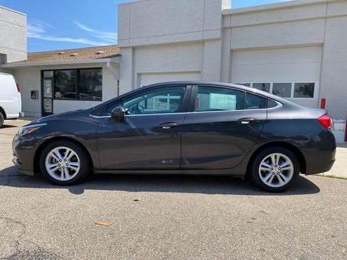 Used 2017 Chevrolet Cruze LT FWD image 2