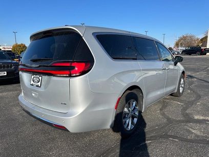 New 2026 Chrysler Pacifica Select