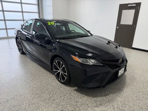 Used 2020 Toyota Camry SE FWD image 2