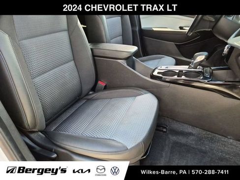 Used 2024 Chevrolet Trax LT w/ LT Convenience Package FWD image 27