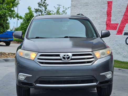 Used 2012 Toyota Highlander FWD w/ Tech Pkg image 2