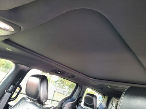 Used 2025 Chrysler Pacifica Limited image 13