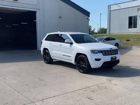 Used 2018 Jeep Grand Cherokee Altitude AWD/4WD image 2