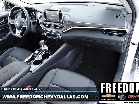 Used 2024 Nissan Altima 2.5 SV FWD image 8