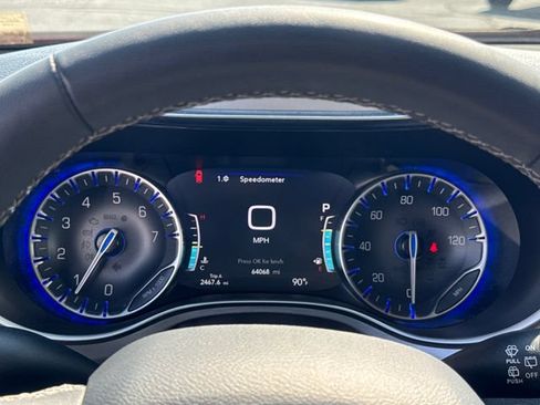 Used 2025 Chrysler Pacifica Limited FWD image 19