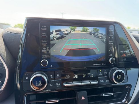 Used 2022 Toyota Highlander XLE FWD image 25