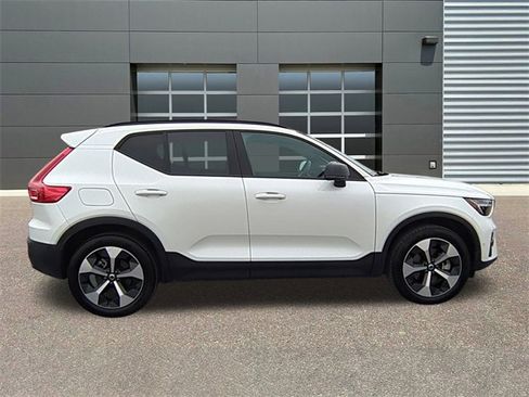 Used 2025 Volvo XC40 B5 Plus image 8