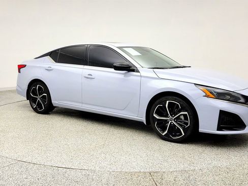 Used 2024 Nissan Altima 2.5 SR w/ SR Premium Package image 3