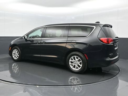 Used 2017 Chrysler Pacifica Touring image 16