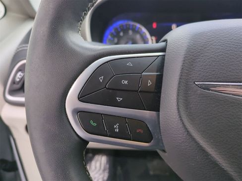 Used 2023 Chrysler Pacifica Touring-L image 23