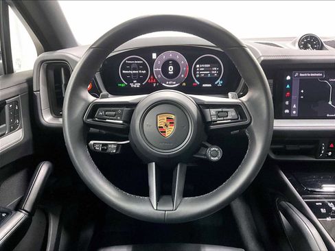 Used 2025 Porsche Cayenne Coupe image 18