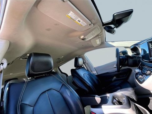 Used 2023 Chrysler Pacifica Touring-L FWD image 29