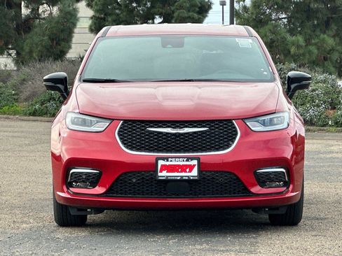 New 2026 Chrysler Pacifica Select image 2